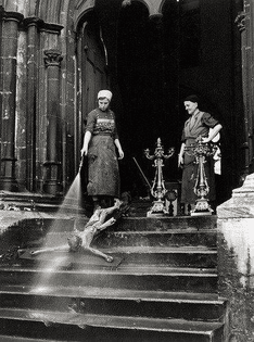 Cleaning women washing a crucifix, 1938
