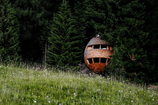 pine_cone_shaped_treehouse_claudio_beltrame2.0.jpg