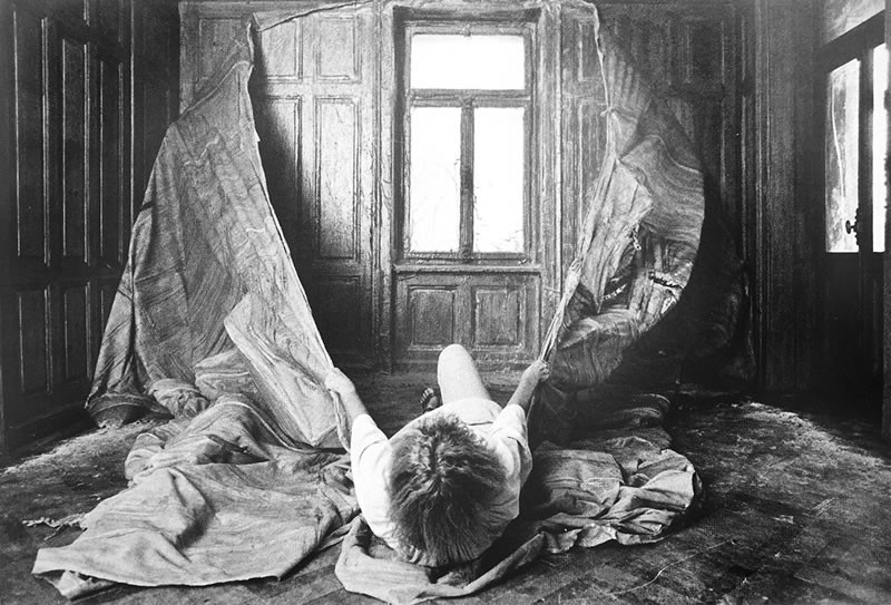 Heidi Bucher, Peeling off the skin I - Herrenzimmer 1979 Photo by Hans ...