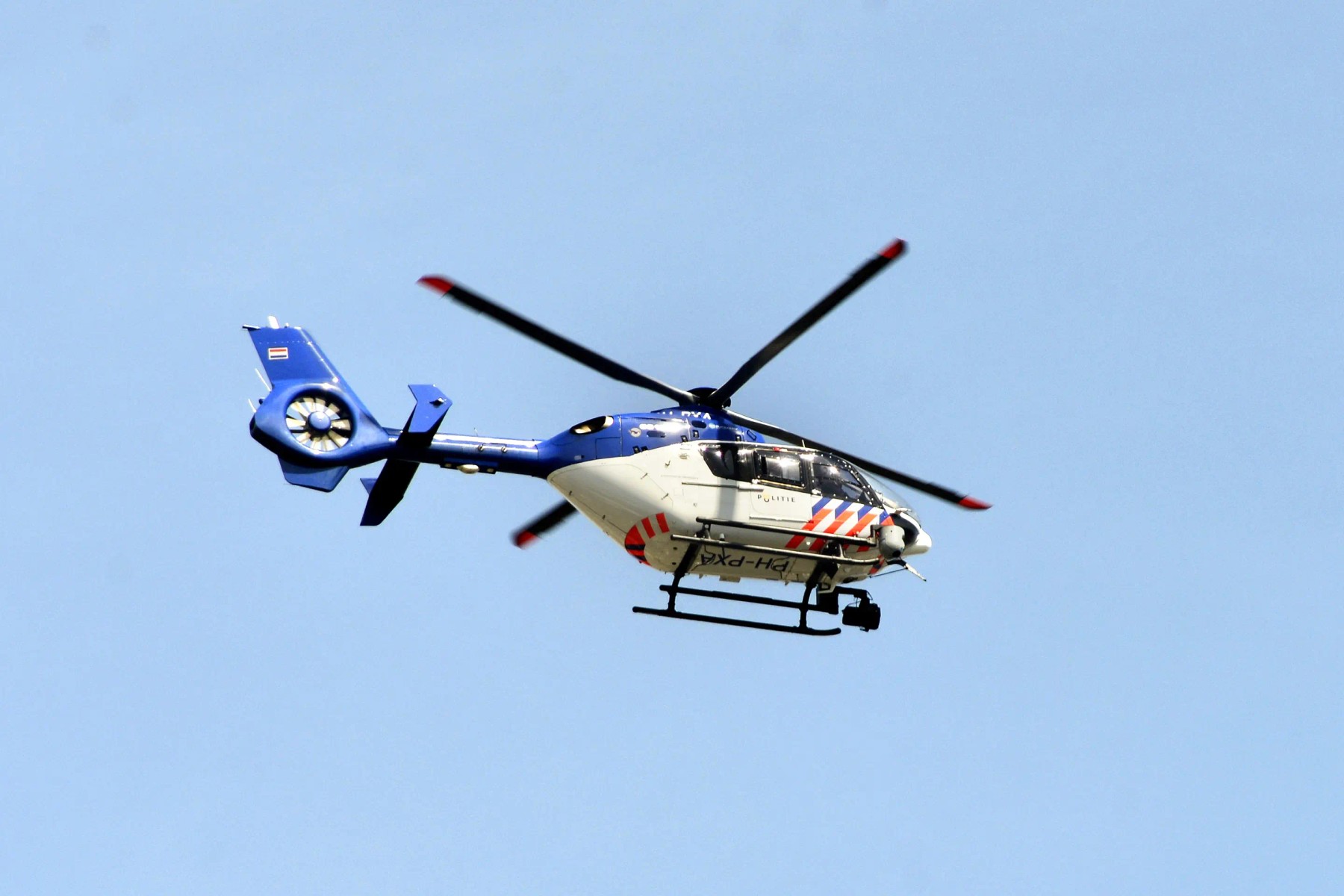 studio-dumbar-police-helicopter-branding-striping-politie-1600x.webp