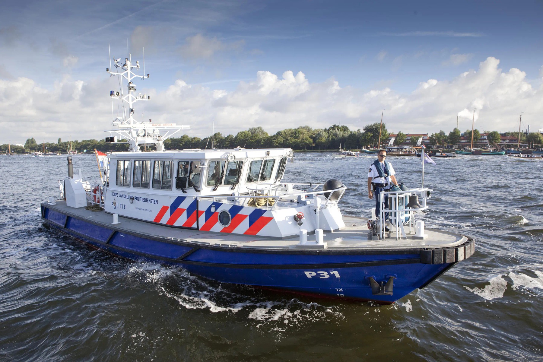 studio-dumbar-police-boat-branding-striping-politie-boot-1600x.webp
