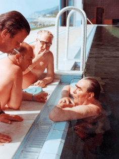 Перекур в бассейне. Леонид Брежнев в отпуске, август 1981 года, Крым, СССР. Из архива Федеральной службы охраны Российской Федерации