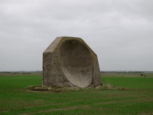 ww1acousticmirrorkilnsea-paulglazzard-jan2007.jpg