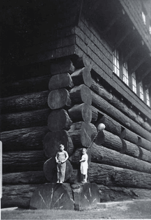 22world-s-largest-log-cabin-22.-portland-oregon-usa-1938.-built-in-1905-burned-down-in-1964.jpg