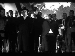 Dr. Strangelove (1964) Dr. Fantástico - Peter Sellers fighting against his nazi arm