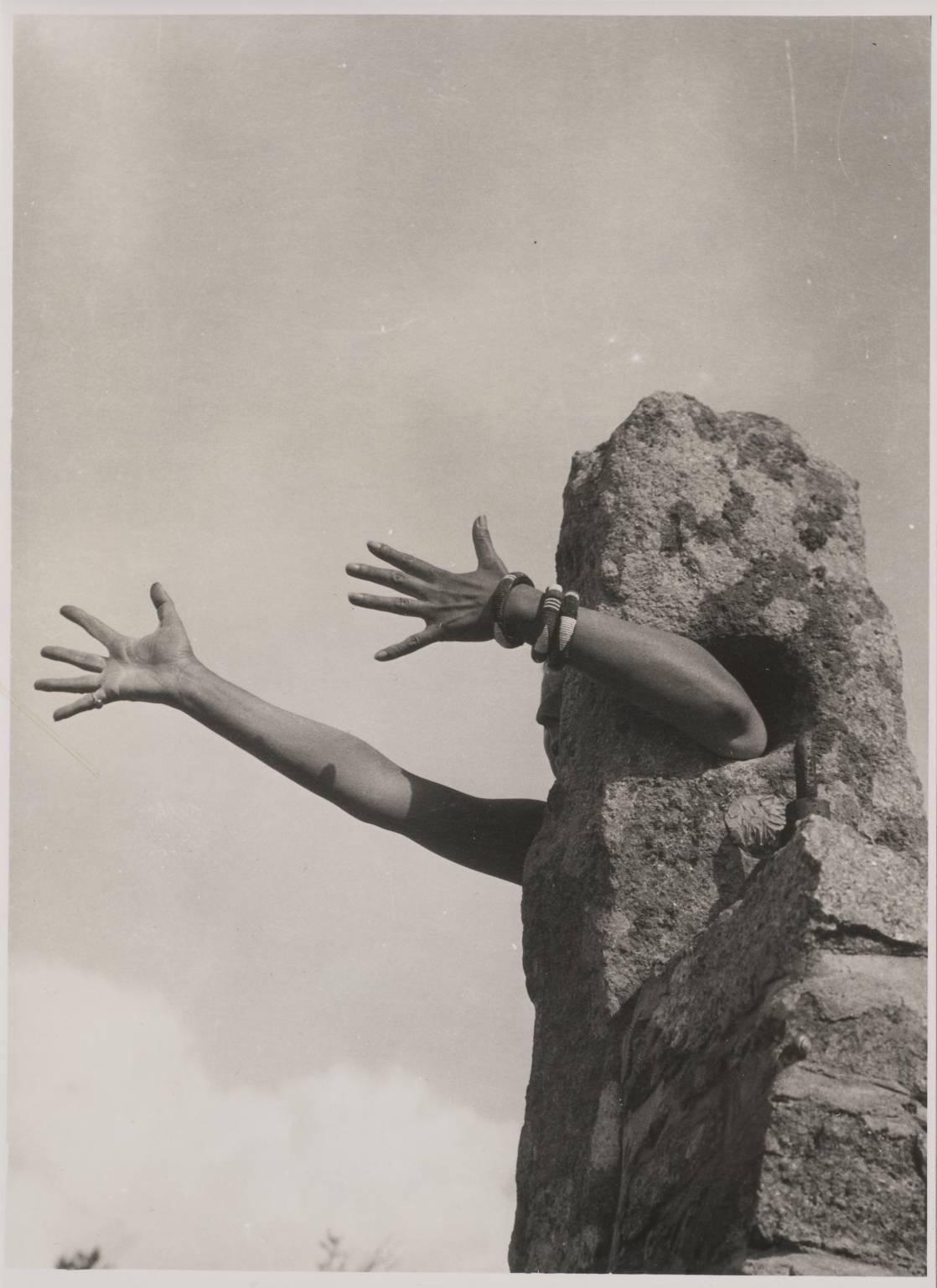 Claud-Cahun-I-Extend-My-Arms-c-1930.jpg