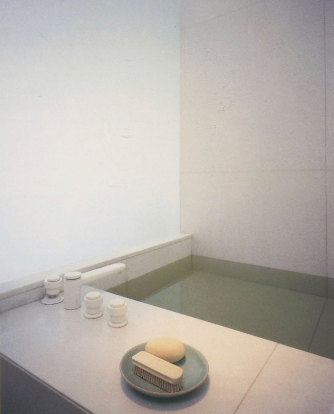 Bathtub in a New York apartment designed by Michelle Gabellini Architects, 1989 