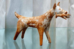 2560px-greek_terracotta_statue_dog_with_pray_staatliche_antikensammlungen_sl_120.jpg