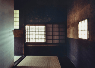 Shitaji-mado installed in the antechamber of Tai-an