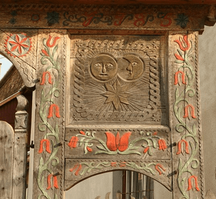 Hungarian woodwork depicted on a gate 
