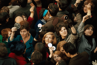 James P. Blair, Women use compact Mirrors in packed Crowd to catch Sight of the Queen in London, 1966