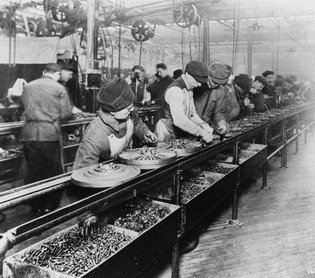 ford_assembly_line_-_1913.jpg