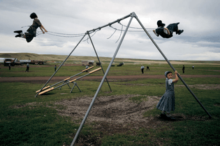 William Albert Allard, Girls on the swings, Montana, 2005.