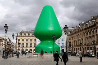 paul-mmcarthy-tree-place-vendome-2014.jpg?resize=700-466-ssl=1