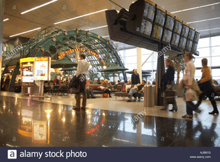 schiphol-airport-terminal-building-interior-information-screens-passengers-AJB81G.jpg