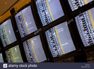 information-screens-schiphol-airport-holland-AXXG1F.jpg