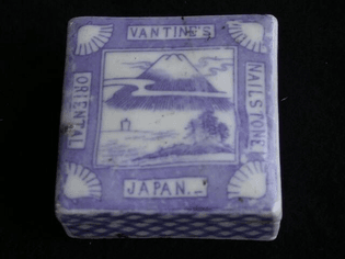 https://emuseum.nyhistory.org/objects/49125/incense-tin;jsessionid=5DE7D7FB111AA390CC570D0EF9A2837B?ctx=ccaa2ad2741a085157bced97453df9f357ec2ca7&idx=1