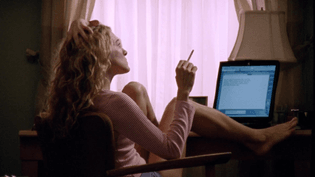 apple-powerbook-g3-laptop-of-sarah-jessica-parker-as-carrie-bradshaw-in-sex-and-the-city-s04e04-tv-show-2001-1.jpg