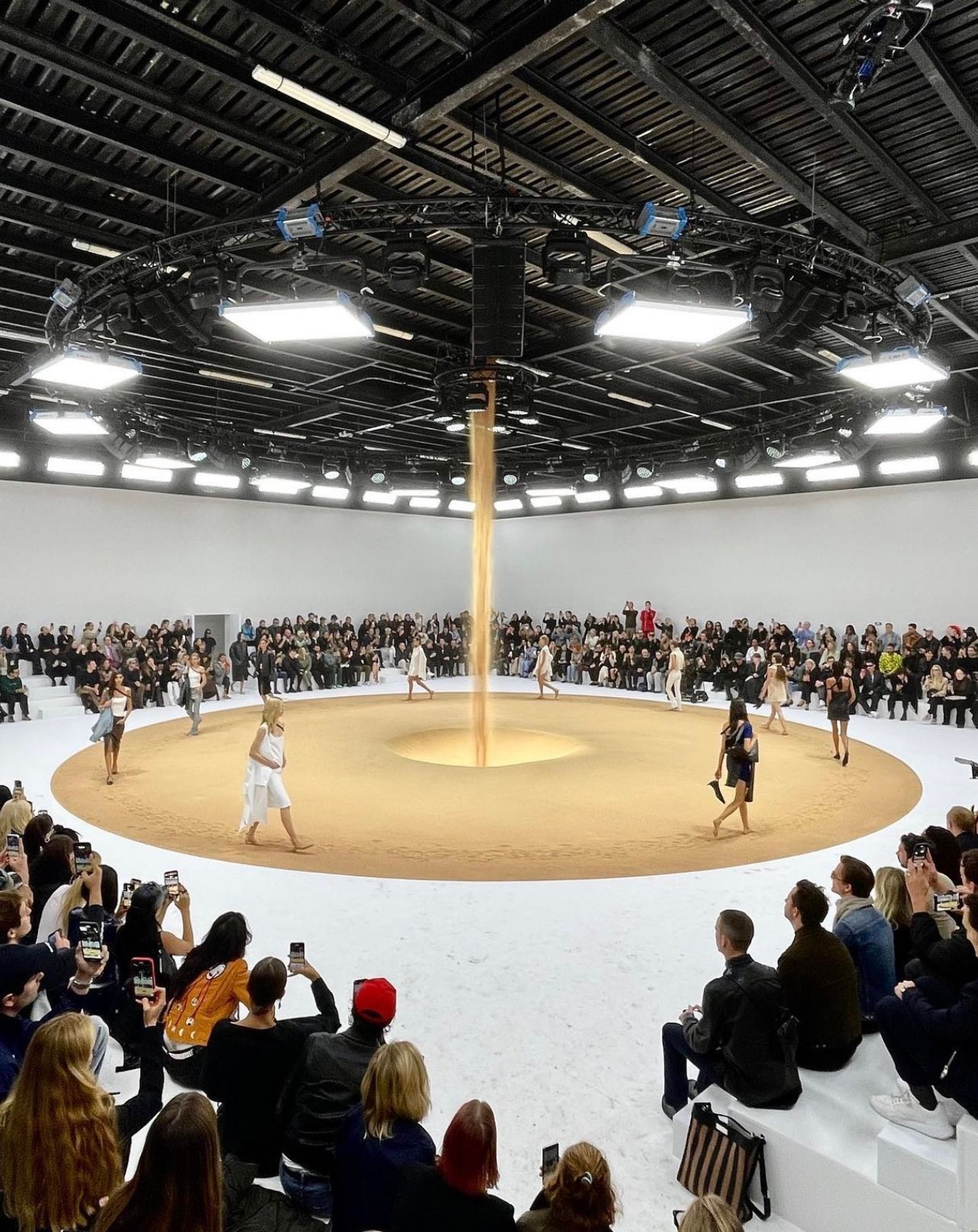 Courrèges “Hourglass” Set Design SS23