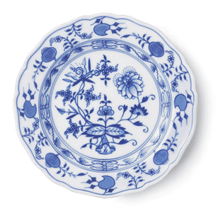Photo of a single ceramic plate from top-view. The ceramic plate is from the German Meissen Porcelain Manufactory and has an "onion pattern" decorated on its edges. 