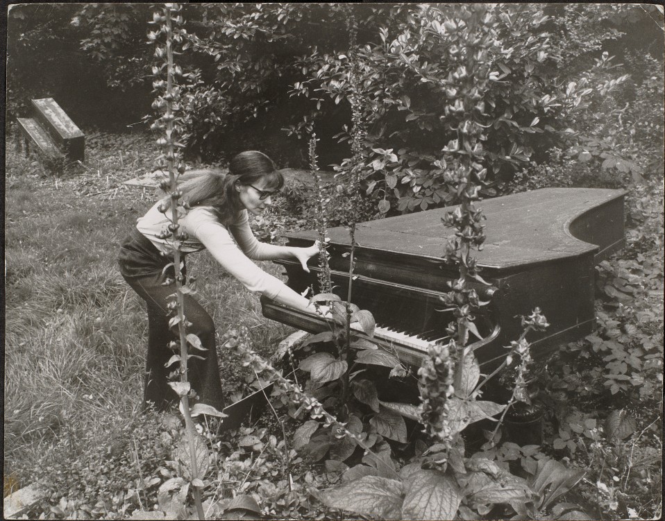 Annea Lockwood – Piano Garden [1969-70]