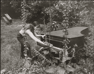 Annea Lockwood – Piano Garden [1969-70]