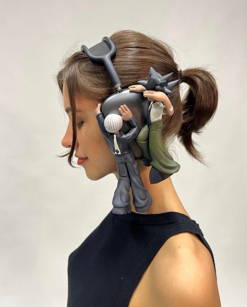 yalo x glebkostin airpods max on a girl left view