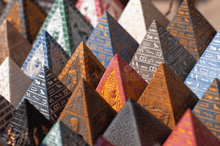 pyramides-18371305.jpg