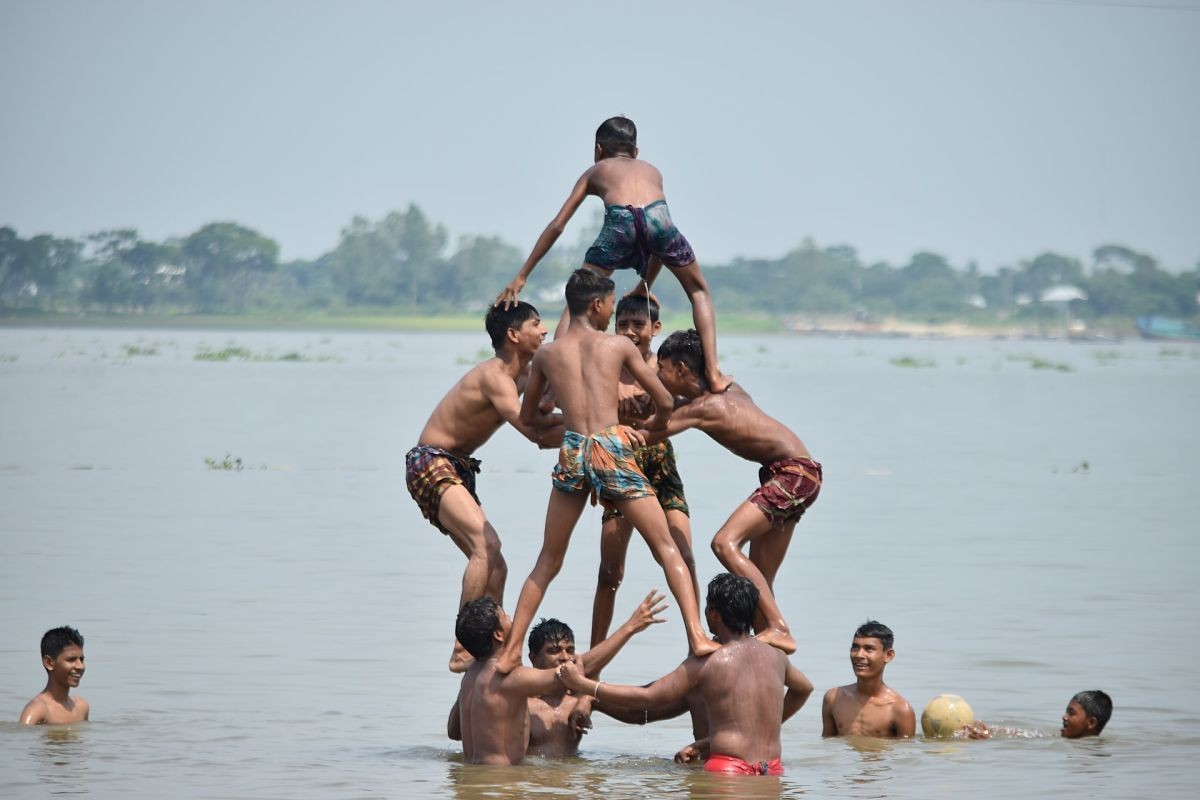 human-tower-river-bangladesh.jpg