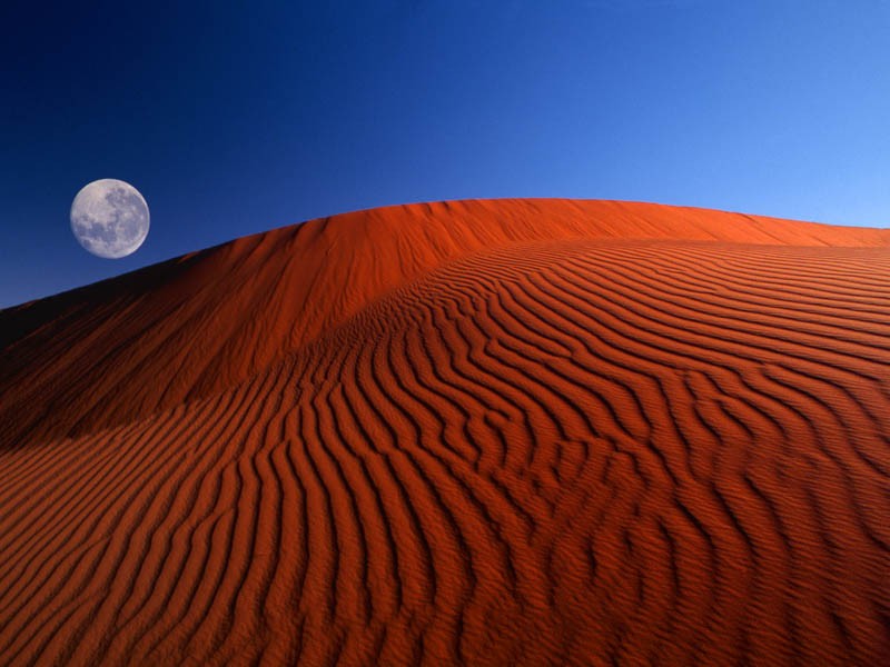 Red moon desert desktop background win xp - hình nền đầy bí ẩn và hấp dẫn với một màn trời đỏ rực và sa mạc đầy cát trắng. Hãy tải ngay để đưa không gian làm việc của bạn lên một tầm cao mới.