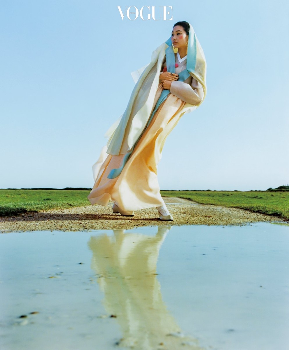 고름이 돋보이는 저고리, 연분홍색 치마는 김혜순 한복(Kim Hye-soon Hanbok), 당혜는 무낙(Moonaoq), 버선은 금단제(Kumdanje). — Are.na