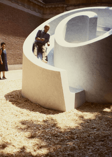 Isamu Noguchi tests Slide Mantra (1986) for Isamu Noguchi: What is Sculpture?, Venice Biennale, June 29–September 28, 1986. The Noguchi Museum Archives, 144396. ©INFGM/ARS