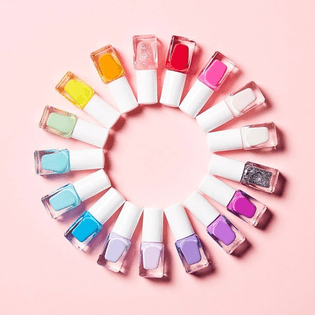 Think of all the looks you can create with this 18 piece mini nail polish set. Which color is your favorite? 💅🏻🌈