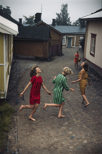 1964, Life magazine sent photographer Tony Vaccaro to Finland to photograph the work of Marimekko