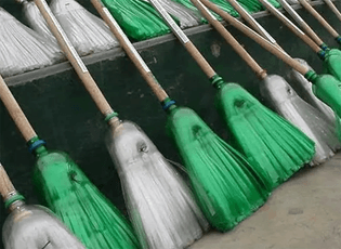how-to-make-brooms-at-home-using-plastic-bottles2.jpeg