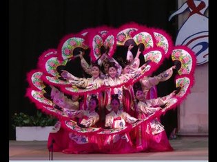 Korean folk dance: Buchaechum 부채춤