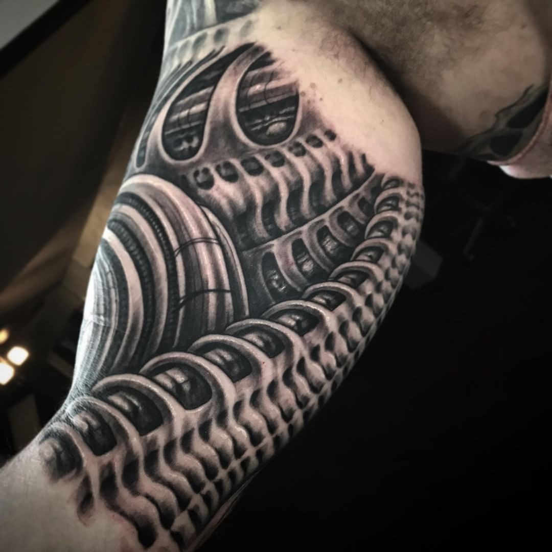 More HR giger inspired #biomech by @jeremiahbarba. Email: jbarbatattoo@gmail.com To book a spot with him. #Conclavear...