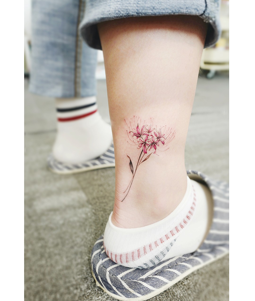 : Red spider lily 🌺 . . #Tattooistbanul #타투이스트바늘