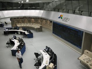 2560px-itaipu-wasserkraftwerk_kontrollraum.jpg