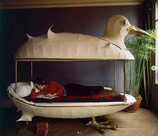 The husband-and-wife duo of François-Xavier and Claude Lalanne created this seagull canopy bed in 1964.