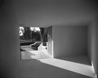 Gladys K. Montgomery Art Center, Pomona College, Claremont, California, USA, February 13–March 8, 1970, viewing out of gallery toward street from small triangular area. Photo taken with daylight. Photograph by Frank J. Thomas, courtesy of the Frank J. Thomas Archive.