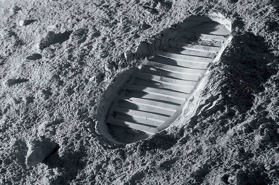 astronaut-footprint-on-the-moon-detlev-van-ravenswaay.jpg