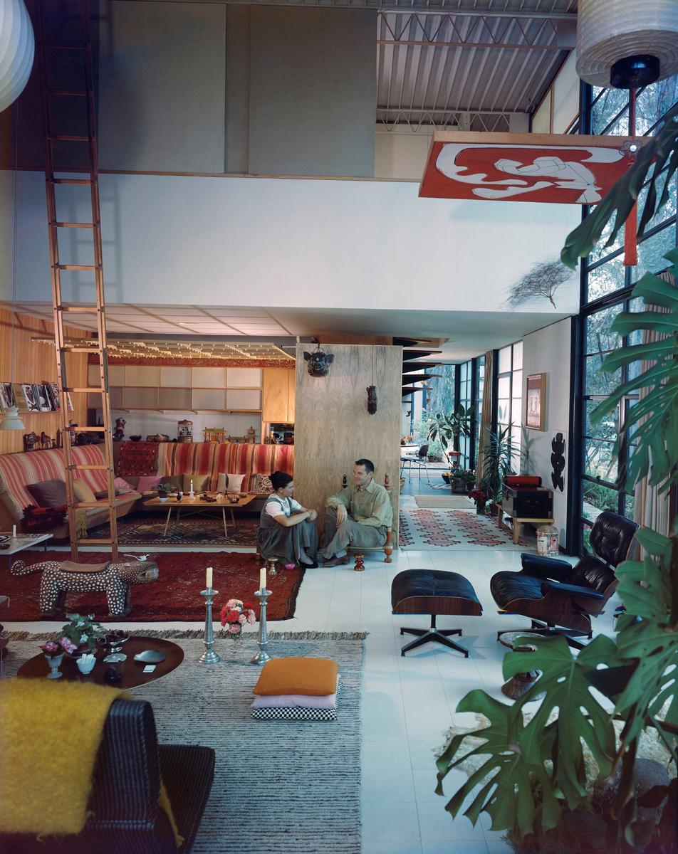 06.-an-eames-celebration.-charles-and-ray-in-the-living-room-of-the-eames-house-1958.jpg