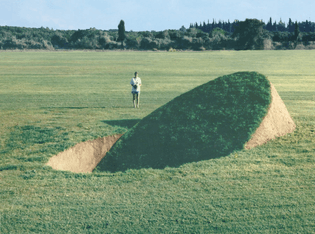 Tanya Preminger, “Balance”, 1989 soil, grass, 350 x 900 x 450 cm. Givat Brener, Israel.