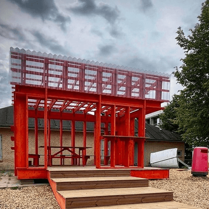 Bureau Detours på Instagram: "Den Røde Udestue . I skønt Samarbejde med Rene Thorup, Andromeda8220 og Vi Fælleskaber Gellerup . #bureaudetours #gellerup #renethorup #andromeda8220 #architecture #landscape #design"