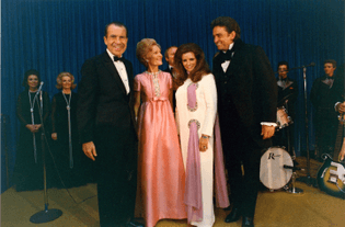 Cash with husband Johnny, President Richard Nixon and First Lady Pat Nixon on April 17, 1970.