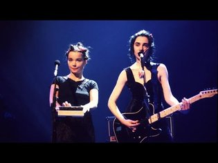 PJ Harvey &amp; Björk cover the Rolling Stones' "(I Can't Get No) Satisfaction" at the BRIT Awards 1994