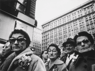 william-klein-christmas-shoppers-near-macys-new-york-1954.jpg?w=650-h=486