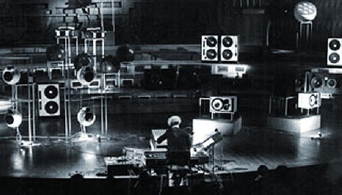 francois-bayle-performing-at-acousmonium-invented-in-1974.png