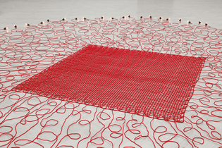 Mona Hatoum, “Undercurrent (red)” (2008), electrical wires covered in fabric, with light bulbs and dimmer switch, variable dimensions (photo by Stefan Rohner, courtesy Kunstmuseum St. Gallen © Mona Hatoum)